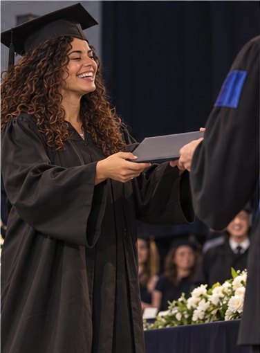 Clara celebrando a formação com a família
